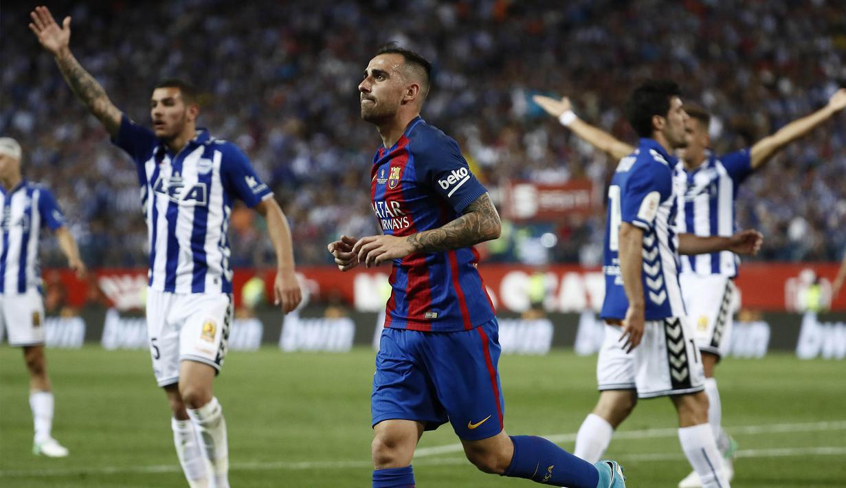 Striker Barcelona, Paco Alcacer, merayakan gol yang dicetaknya ke gawang Alaves pada laga final Copa Del Rey di Stadion Vicente Calderon, Madrid, Sabtu (27/5/2017). Barcelona menang 3-1 atas Alaves. (EPA/Mariscal
