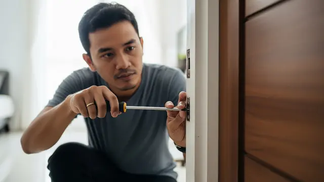 Mengencangkan Sekrup Engsel yang Longgar (Gemini AI)