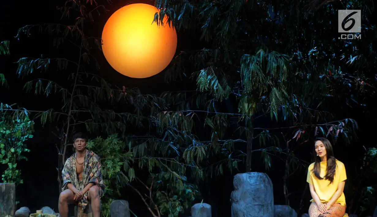 Maudy Koesnaedi memainkan teater bertajuk Beralas Bumi, Beratap Langit di Gedung TVRI, Jakarta, Jumat (27/9/2019). Teater yang didukung Bakti Budaya Djarum Foundation menceritakan tentang kekayaan alam dan budaya orang rimba di Taman Nasional Bukit Dua Belas, Jambi. (Liputan6.com/Faizal Fanani)