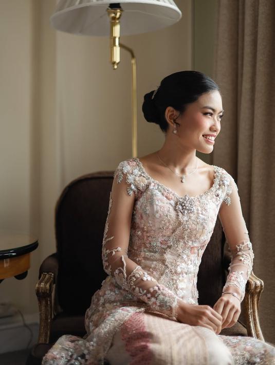 Paras cantik anak sulung Alya Rohali ini dipoles oleh MUA Allyssa Hawadi Soeleman, sementara rambutnya ditata oleh hair stylish Eva Pical. Tampil mengenakan kebaya warna pink, wajah gadis berusia 25 tahun ini dipoles dengan sentuhan blush on warna merah muda. Kalung dan anting yang dikenakan oleh Adjani membuat penampilannya jadi makin menawan. (Liputan6.com/IG/@namiradjani)