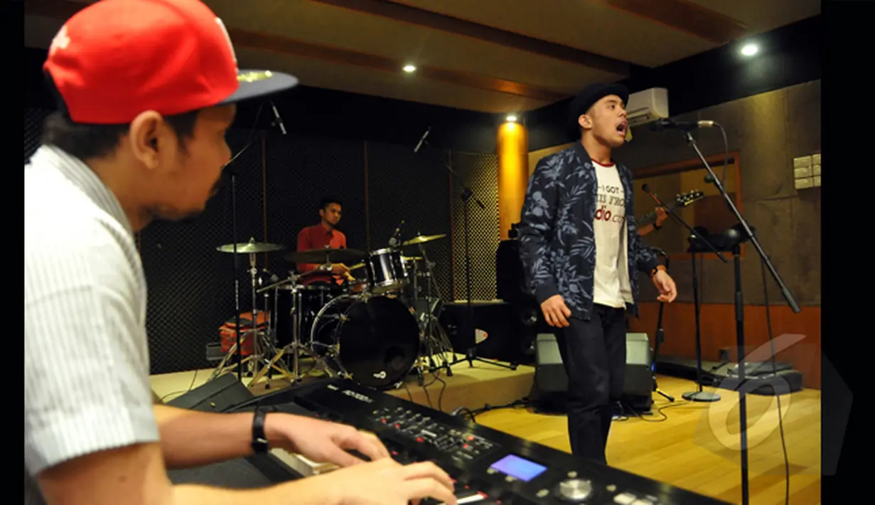 Eros Tjokro mengaku belajar menyanyi secara otodidak, Studio AB, Jakarta. Foto diambil pada Selasa (27/1/2015). (Liputan6.com/Faisal R Syam)