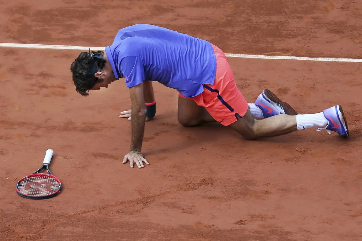 Roger Federer terpeleset pada perempat final Prancis Terbuka 2015 melawan Stan Wawrinka. Federer memilih absen di grand slam tersebut tahun ini. (AP Photo/David Vincent)