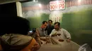 Laskar  biji kopi merupakan singkatan dari barisan jiwa kotak-kotak putih, yang diambil dari seragam kampanye pasangan Jokowi-JK, Jakarta, Jumat (27/6/2014) (Liputan6/JohanTallo)