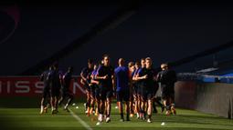 Pemain RB Leipzig saat menjalani latihan jelang laga semifinal Liga Champions 2019/2020 di Da Luz Stadium, Selasa (18/8/2020). RB Leipzig akan menghadapi PSG pada semifinal Liga Champions. (AFP/David Ramos/pool)