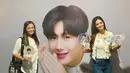 Bahkan keduanya kompak menghadiri acara fan meeting aktor Kim Seon Ho. Sebuah potret selfie diunggah menampilkan keduanya sama-sama mengenakan atasan berwarna putih dan berpose mirip. [Foto: Instagram/cuttaryofficial]