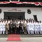 52 anggota Pasukan Pengibar Bendera Pusaka (Paskibraka) tingkat  Provinsi Jabar berfoto bersama usai dikukuhkan Penjabat Gubernur Jawa Barat Bey Machmudin di Gedung Sate, Kota Bandung, Rabu (14/8/2024). (Dok. Pemprov Jabar)