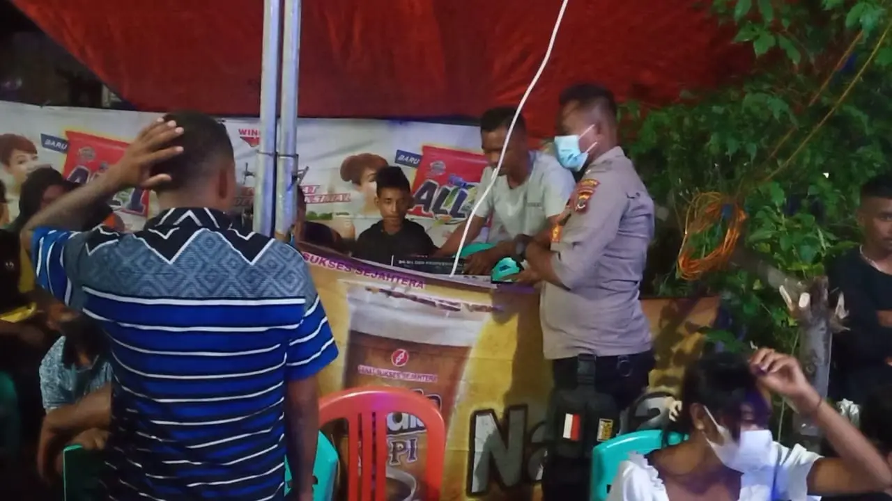 Aparat gabungan mengambil sound system ditempat pesta. (Liputan6.com/ Dionisius Wilibardus)