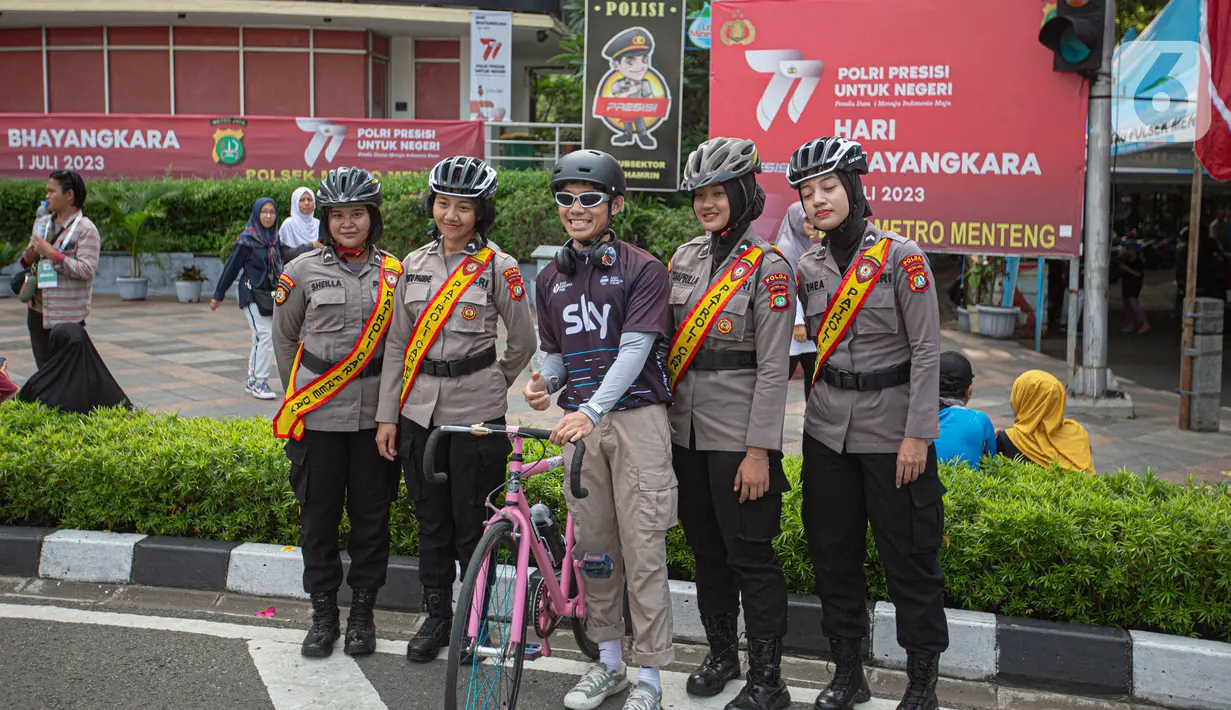 Para Polwan tersebut tampak menggunakan selempang bertuliskan "Patroli Car Free Day Presisi". (Liputan6.com/Faizal Fanani)