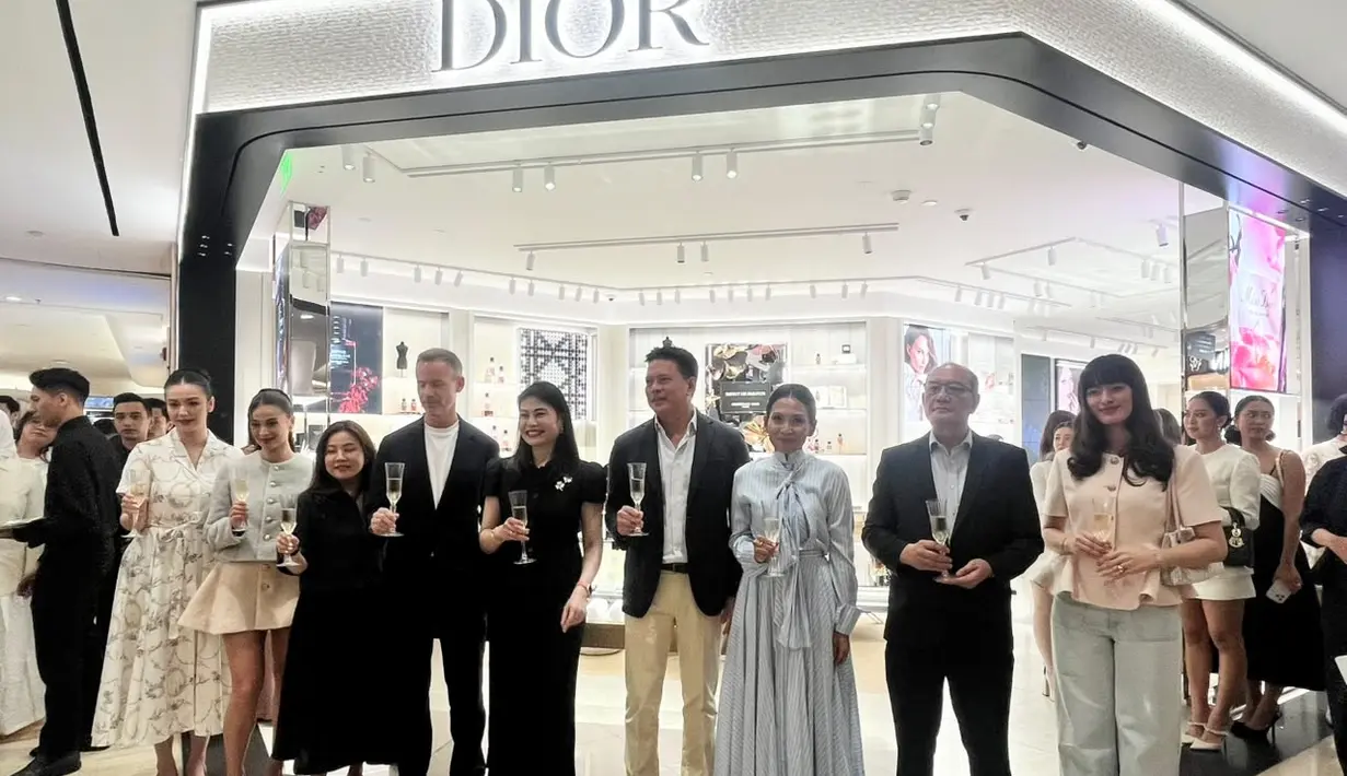 Acara pembukaan butik diawali dengan pengguntingan pita dan bersulang bersama-sama. Dihadiri para public figure dari Anne Curtis, Velove Vexia, Mawar de 
Jongh, Cathy Sharon, Chelsea Islan, Beby Tsabina, Naura Ayu hingga Adinia Wirasti. / Foto dok: Fimela.