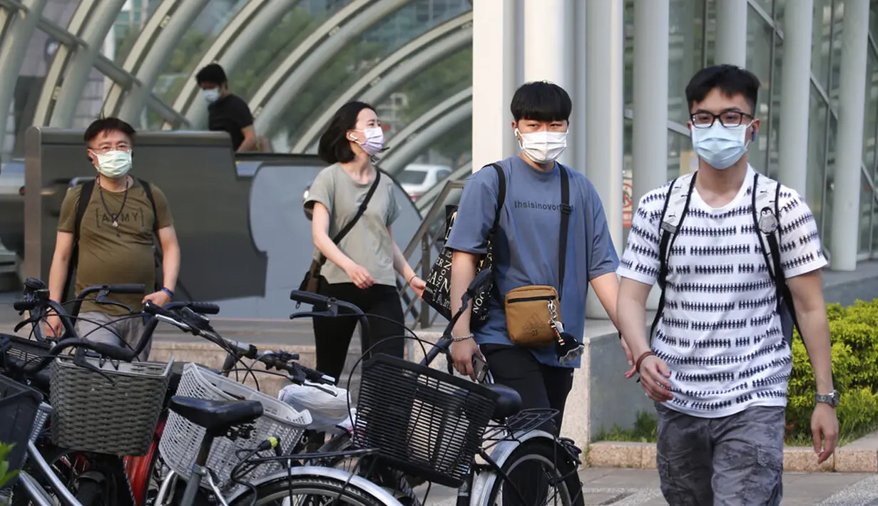 Warga memakai masker untuk melindungi diri dari penyebaran COVID-19 di Taipei, Taiwan, Sabtu (15/5/2021). Pandemi COVID-19 di Taiwan naik ke level tiga. (AP Photo/Chiang Ying-ying)