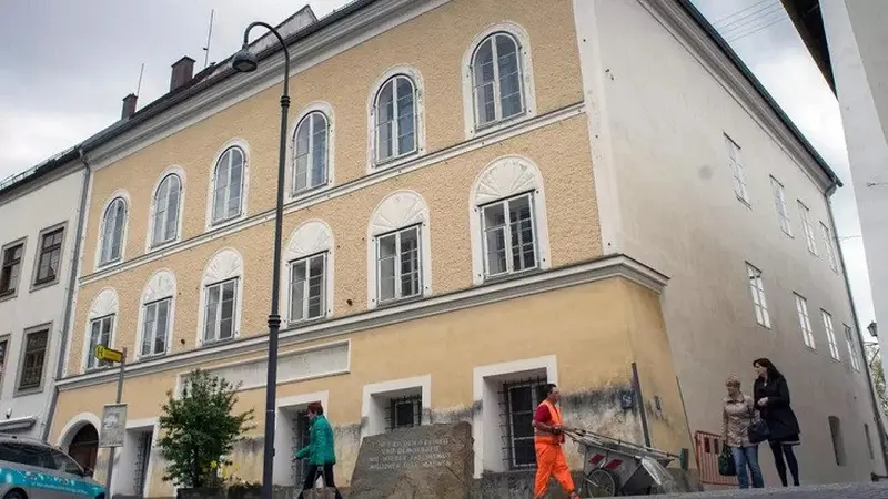 Gedung di Kota Braunau am Inn, Austria, ini merupakan tempat lahir pemimpin Nazi Adolf Hitler pada 20 April 1889. (Dok. AFP)
