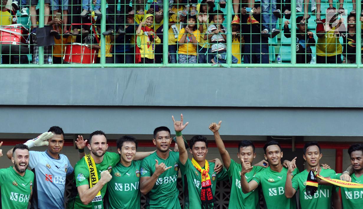 Pemain Bhayangkara FC merayakan kemenangan atas Sriwijaya FC pada lanjutan Liga 1 Indonesia di Stadion Patriot Candrabhaga, Bekasi, Minggu (20/8). Bhayangkara FC menang 2-1. (Liputan6.com/Helmi Fithriansyah)