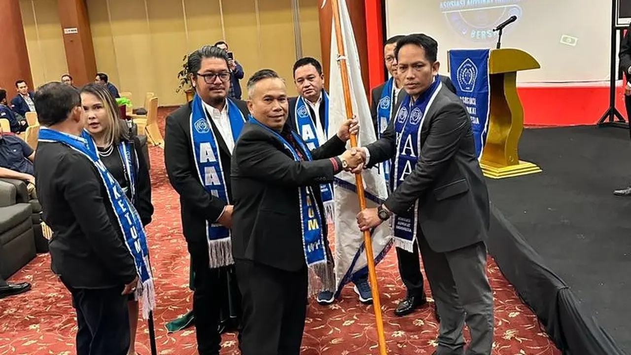 Ketua DPP AAI Ranto Simanjuntak membacakan sumpah organisasi kepada ketua DPC Jakarta Barat beserta jajarannya (Istimewa)