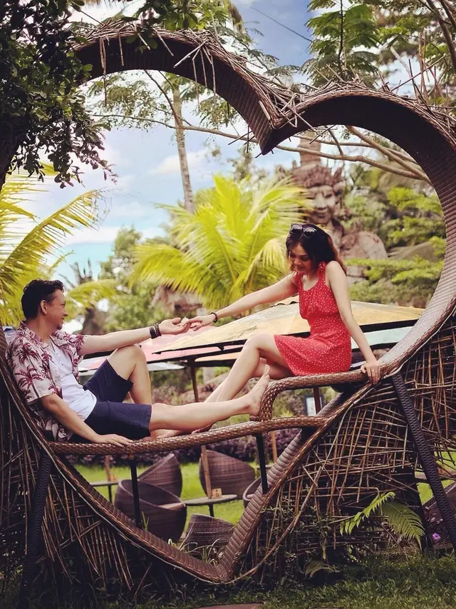 Liburan Ke Bali, Ini 7 Potret Romantis Rina Nose Rayakan Hari Jadi Pernikahan ke-3