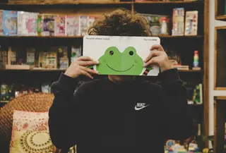 Jangan paksa anak belajar terlalu lama tanpa jeda, waktu istirahat singkat di antara sesi belajar membantu otak tetap segar dan fokus (Foto: Yael Gonzalez/Unsplash)