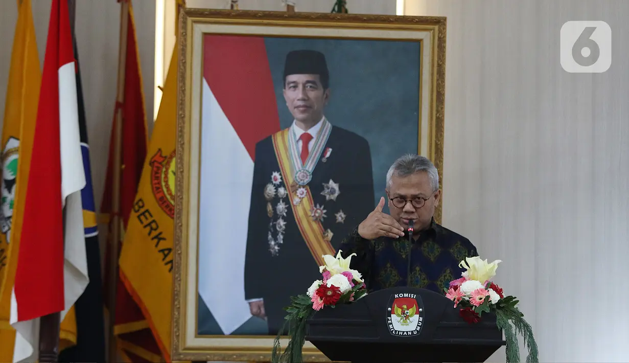 Ketua KPU, Arief Budiman memberikan sambutan pada Serah Terima Data Penduduk Potensial Pemilih Pemilihan (DP4) untuk Pemilihan Serentak 2020 di Gedung KPU, Jakarta, Kamis (23/1/2020). Kemendagri menyerahkan DP4 dengan jumlah 105 juta. (Liputan6.com/Herman Zakharia)