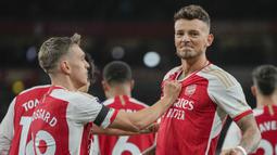 Ben White tampil dengan performa yang luar biasa. Dia bermain sangat tenang di sisi kanan pertahanan Arsenal. Ben White membuat Mudryk dan Cucurella tidak banyak punya peluang. (AP Photo/Kin Cheung)