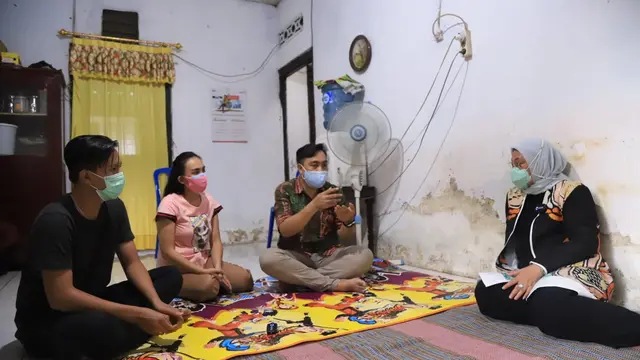 Menaker Ida bertemu dengan penerima BSU di Manado, Sulawesi Utara.