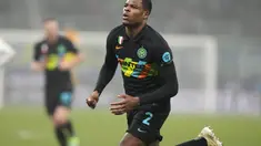 Bek Inter Milam, Denzel Dumfries berselebrasi usai mencetak gol ke gawang Torino pada pertandingan lanjutan Liga Serie A Italia di Stadion San Siro, di Milan, Italia, Kamis (23/12/2021). Inter Milan menang tipis atas Torino dengan skor 1-0. (AP Photo/Luca Bruno)
