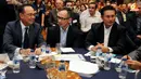 Mahendra Siregar (Kepala BKPM - tengah) terlihat berbincang serius dengan Suryo Bambang Sulistyo (Ketua Kadin Indonesia - kiri) di sela-sela diskusi Indonesia-Iran Busines Forum (Liputan6.com/Helmi Fithriansyah).