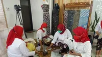 PT Pertamina memberdayakan kelompok pengrajin batik, khususnya yang berasal dari Dusun Jatisawit, Kecamatan Gamping, Kabupaten Sleman, Daerah Istimewa Yogyakarta  dengan program usaha batik