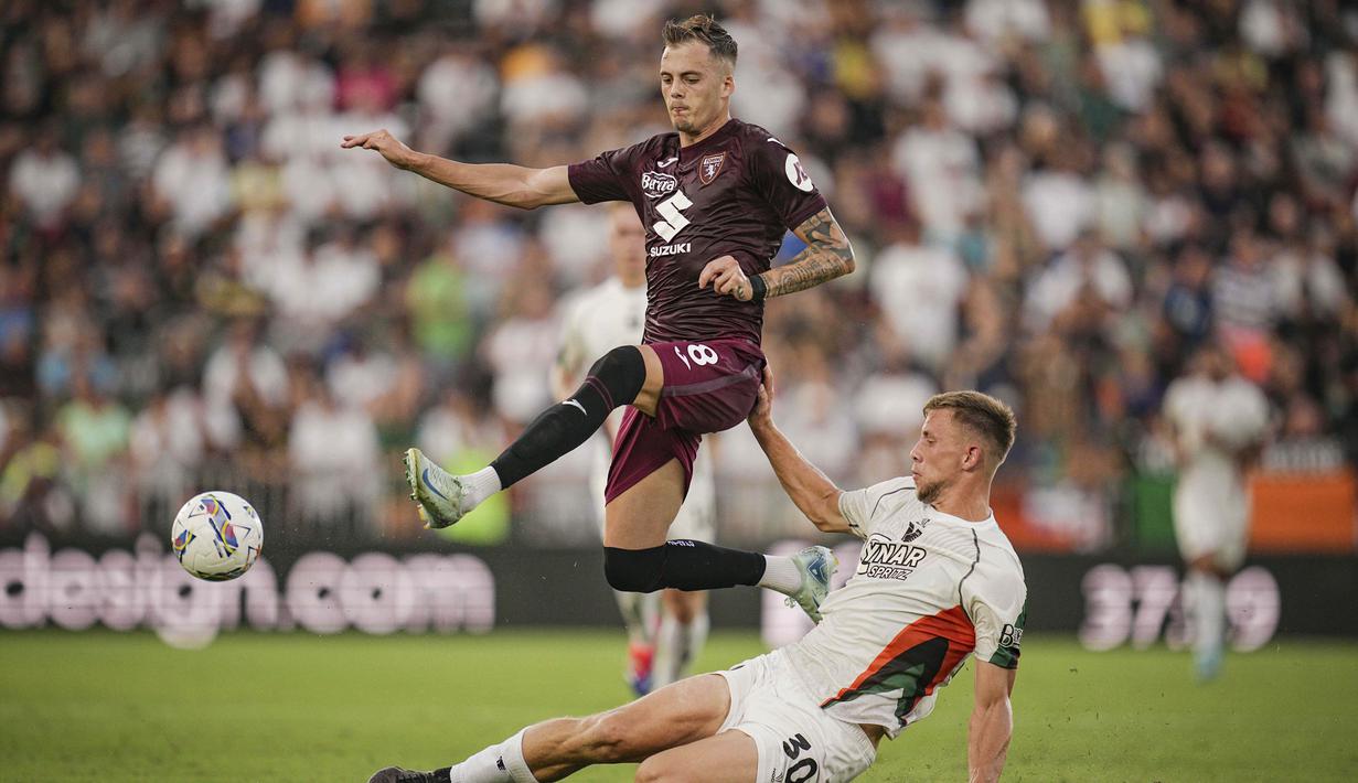 Meskipun berstatus tuan rumah, Venezia sulit keluar dari tekanan Torino sejak menit awal. Pada babak pertama, Venezia hanya punya penguasaan bola 39 persen. Mereka juga kalah dalam jumlah shots, empat berbanding tujuh. (Marco Alpozzi/LaPresse via AP)