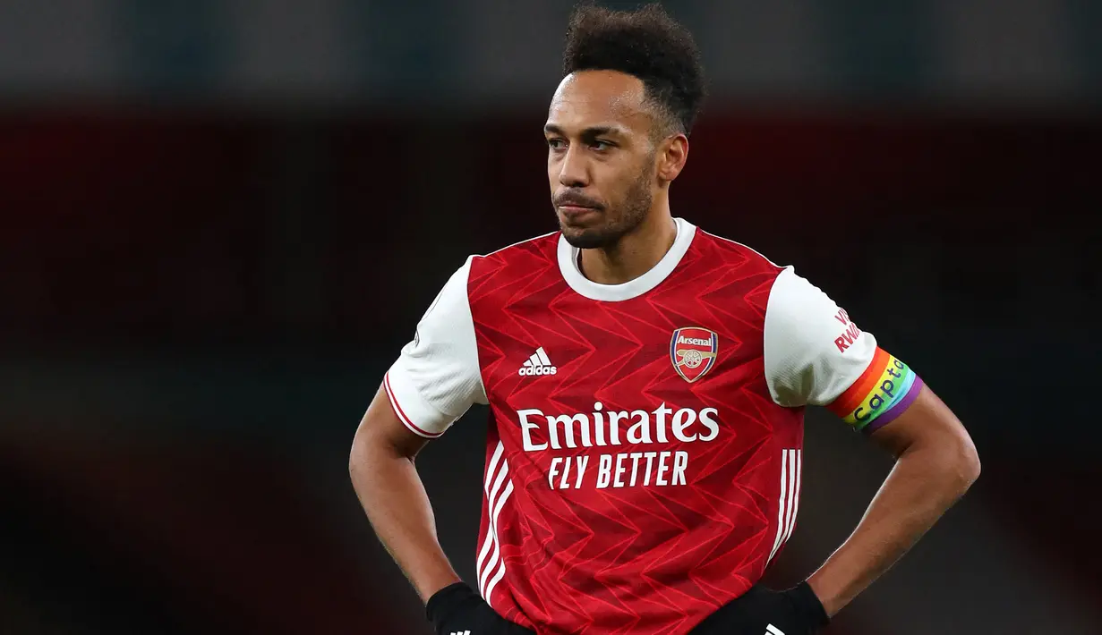 Pierre-Emerick Aubameyang. Striker Gabon yang didatangkan Arsenal dari Borussia Dortmund pada tengah musim 2017/2018 ini mulai menjabat kapten Arsenal di tengah musim 2019/2020 menggantikan Granit Xhaka. Total 5 musim ia tampil 163 laga dengan torehan 92 gol dan 21 assist. (AFP/Pool/catherine Ivill)