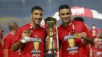 Pemain Persija Jakarta, Yann Motta (kiri) bersama Otavio Dutra berpose bersama trofi usai menjuarai Piala Menpora 2021 di Stadion Manahan, Solo, Minggu (25/4/2021). (Bola.com/M Iqbal Ichsan)