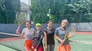 Astrid Tiar bersama Ashanty melakukan olahraga tenis di luar ruangan. Walau harus berolahraga pukul 10.00 WIB, nyatanya mereka tetap bisa bergaya. (Foto: Instagram/@astridtiar127)