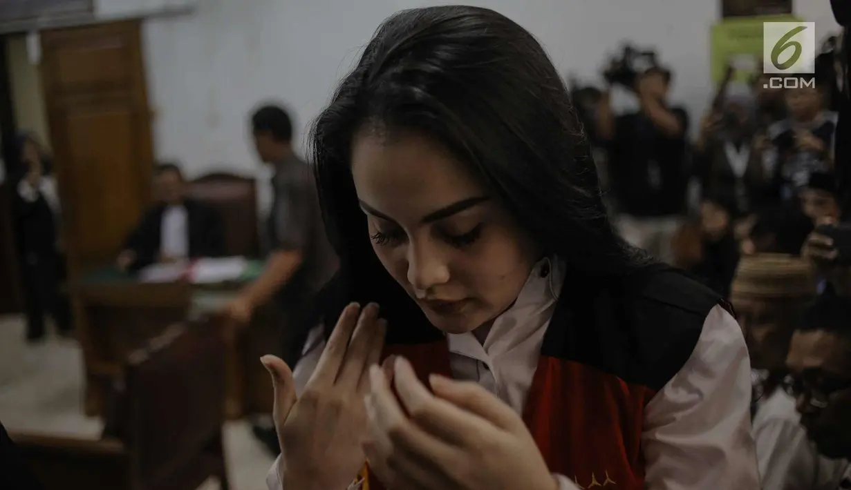 Aktris Jeniffer Dunn usai mengikuti persidangan perdana penyalahgunaan narkoba di Pengadilan Negeri Jakarta Selatan, Kamis (5/4). Sidang tersebut beragendakan pembacaan dakwaan. (Liputan6.com/Faizal Fanani)