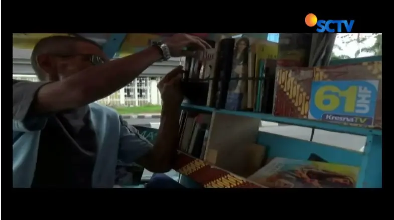 Sutopo memiliki cukup banyak buku pada becaknya. | Sumber Foto: SCTV/TV