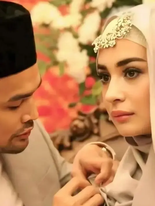 Romantisnya momen Teuku Wisnu saat membantu istrinya membenahi aksesoris yang tersemat di jilbab. (Foto: Instagram/ shireensungkar)