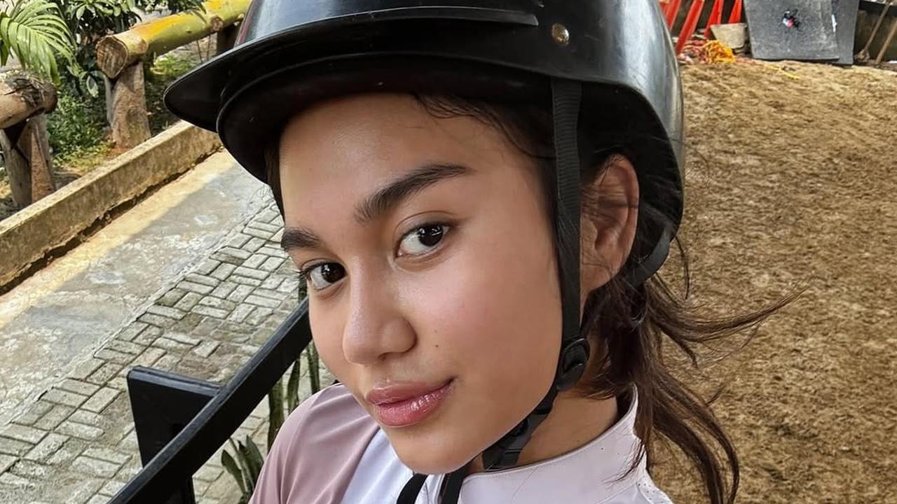 Potret Azizah Salsha Lakukan Olahraga Berkuda, Tampil Bareface