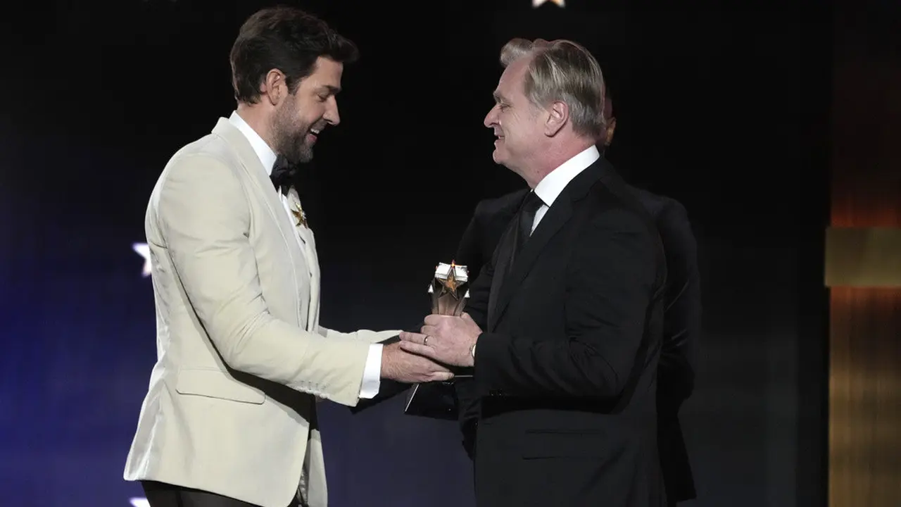 John Krasinski menyerahkan piala film Terbaik Critics Choice Awards 202 kepada Christopher Nolan (AP Photo/Chris Pizzello)
