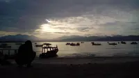 seorawang wisatawan menunggu matahari terbit di pantai Gili Trawangan. (Liputan6.com/Musthofa Aldo)