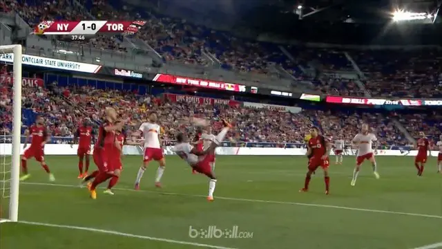 Bradley Wright-Phillips, putra Ian Wright, legenda Arsenal cetak gol super di MLS. This video is presented by Ballball