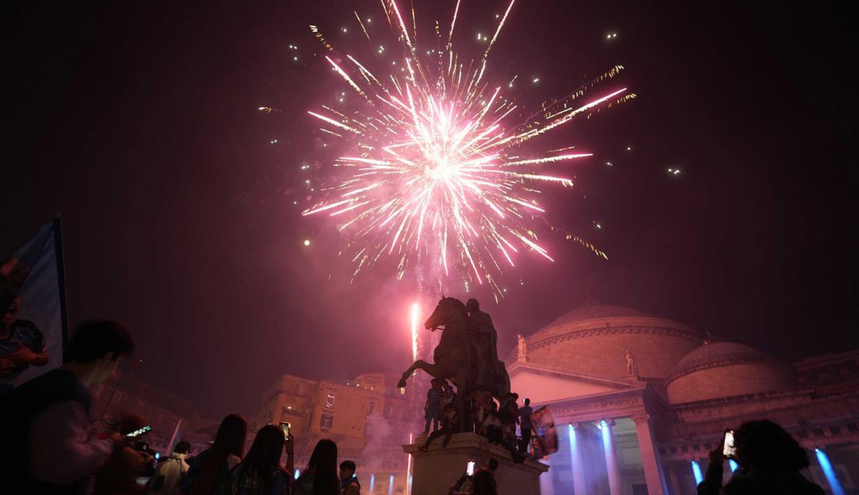 Banyak suporter turun ke jalan. Pesta kembang api tiada henti menghiasi langit di penjuru kota Naples. (AP Photo/Andrew Medichini)