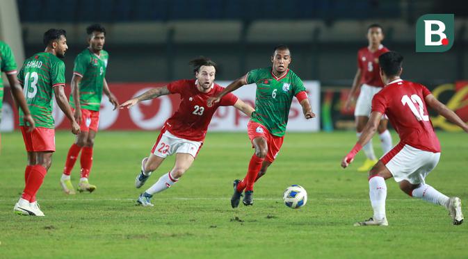 <p>Pemain Indonesia, Marc Klok (tengah) berebut bola dengan pemain Bangladesh, Jamal Bhuyan dalam laga persahabatan FIFA Matchday antara Timnas Indonesia menghadapi Bangladesh di Stadion Si Jalak Harupat, Bandung, Rabu (1/6/2022) malam WIB. (Bola.com/M. Iqbal Ichsan)</p>
