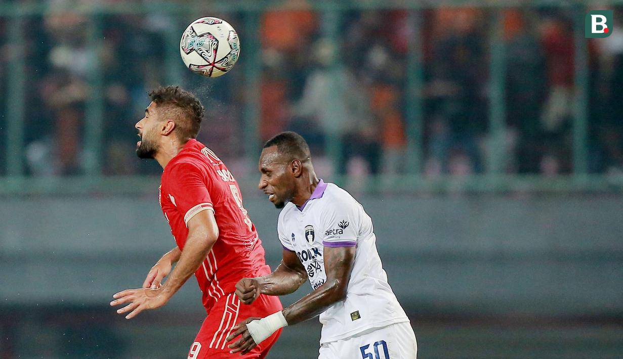 Pemain Persija Jakarta, Abdulla Yusuf Helal (kiri) duel udara dengan pemain Persita Tangerang, Yohanes Kandaimu pada laga pekan keenam BRI Liga 1 2022/2023 di Stadion Patriot Candrabhaga, Bekasi, Rabu (24/8/2022). (Bola.com/M Iqbal Ichsan)