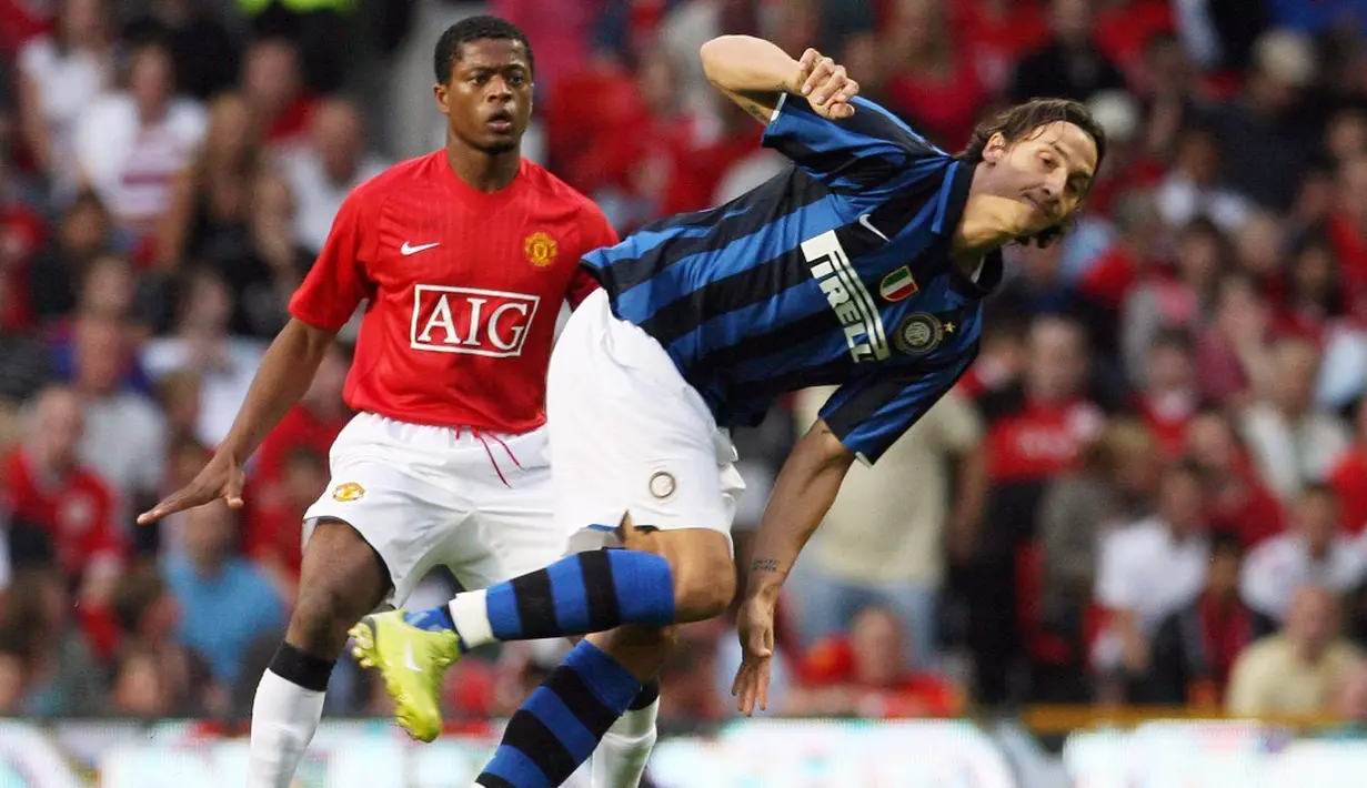 Striker Inter Milan, Zlatan Ibrahimovic, mencetak gol pertama saat menang 3-2 melawan Manchester United pada laga persahabatan pra musim di Stadion Old Trafford, Manchester, (1/8/2007). (AFP/Paul Ellis)