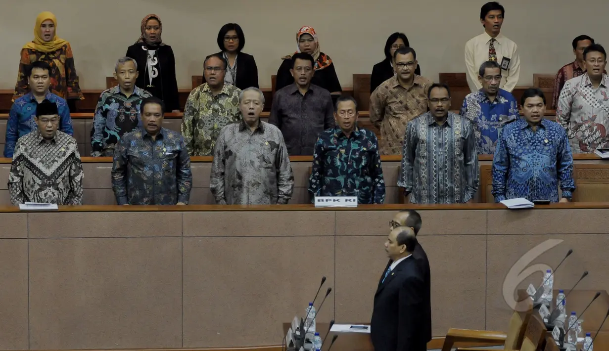 Ketua Badan Pemeriksaan Keuangan (BPK RI) Harry Azhar Aziz (kiri) bersama jajarannya saat mengikuti Rapat Paripurna di Komplek Parlemen, Jakarta, Selasa (7/4/2015). Rapat tersebut untuk mendengarkan laporan dari BPK. (Liputan6.com/Andrian M Tunay)