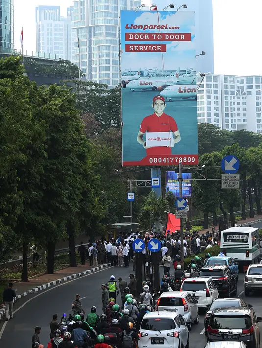Kondisi lalu lintas saat Gubernur DKI Jakarta Anies Baswedan memimpin apel penertiban reklame terpadu di Kuningan, Jakarta, Jumat (19/10). Anies menekankan DKI fokus pada penegakan aturan tata kelola penerintahan. (Merdeka.com/Imam Buhori)