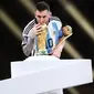 Bintang Argentina sukses meraih pemain terbaik Piala Dunia 2022 usai mengantarkan Argentina juara. (Instagram/fifaworldcup)