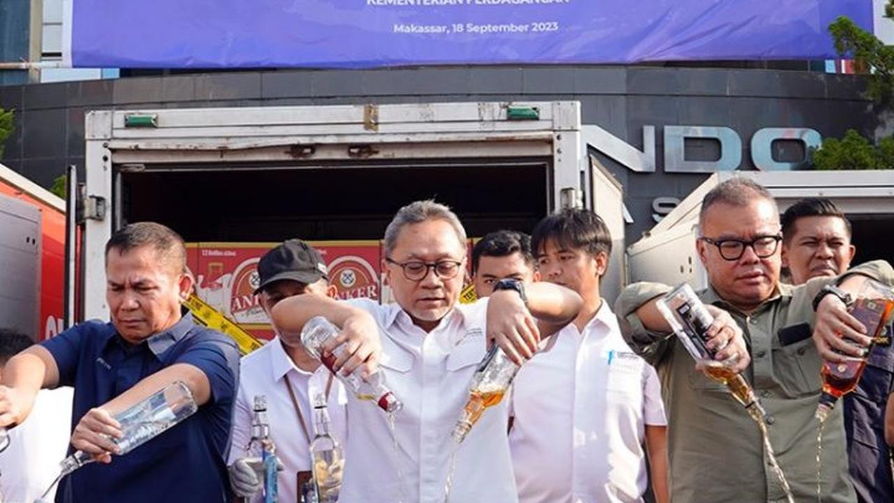 Mendag Zulkifli Hasan Musnahkan Minuman Beralkohol dan Hasil Pengawasan Post Border Senilai Rp7 Miliar