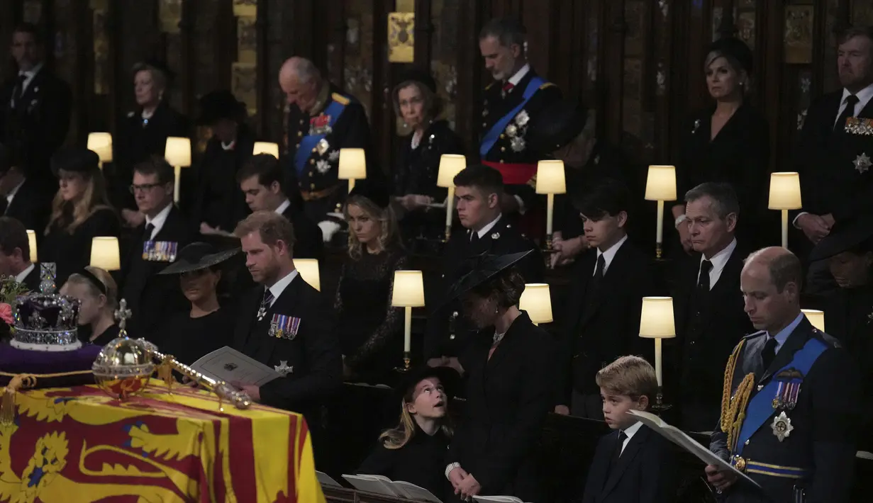 (Dari kiri kedua) Meghan, Duchess of Sussex, Pangeran Harry, Duke of Sussex, Putri Charlotte, Kate the Princess of Wales, Pangeran George dan Pangeran William bernyanyi selama kebaktian untuk Ratu Elizabeth II, di Kapel St. George, di Windsor , Inggris, Senin 19 September 2022. (Victoria Jones /Pool Photo via AP)