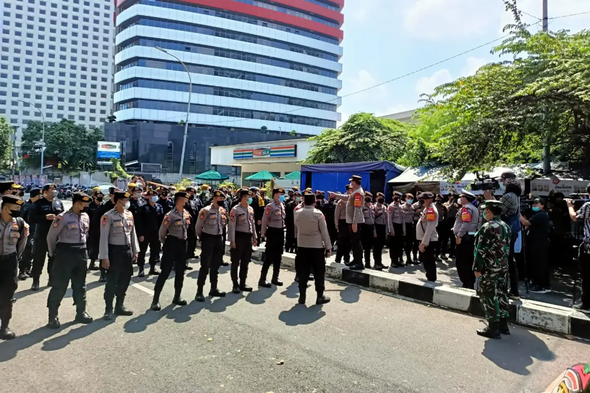 Ratusan personel gabungan TNI-Polri diterjunkan di depan Gedung Merah Putih Komisi Pemberantasan Korupsi (KPK).