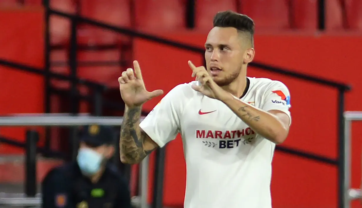 Gelandang Sevilla, Lucas Ocampos, merayakan gol yang dicetaknya ke gawang Eibar pada laga lanjutan La Liga pekan ke-34 di Estadio Ramon Sanchez Pizjuan, Selasa (7/7/2020) dini hari WIB. Sevilla menang 1-0 atas Eibar. (AFP/Cristina Quicler)