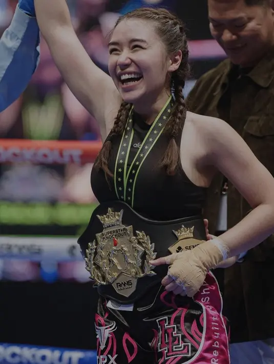 Lula terlihat mengenakan celana boxing dan atasan bergaya turtle neck yang fit dengan tubuhnya.  [Foto: Instagram/ Lula Lahfah]