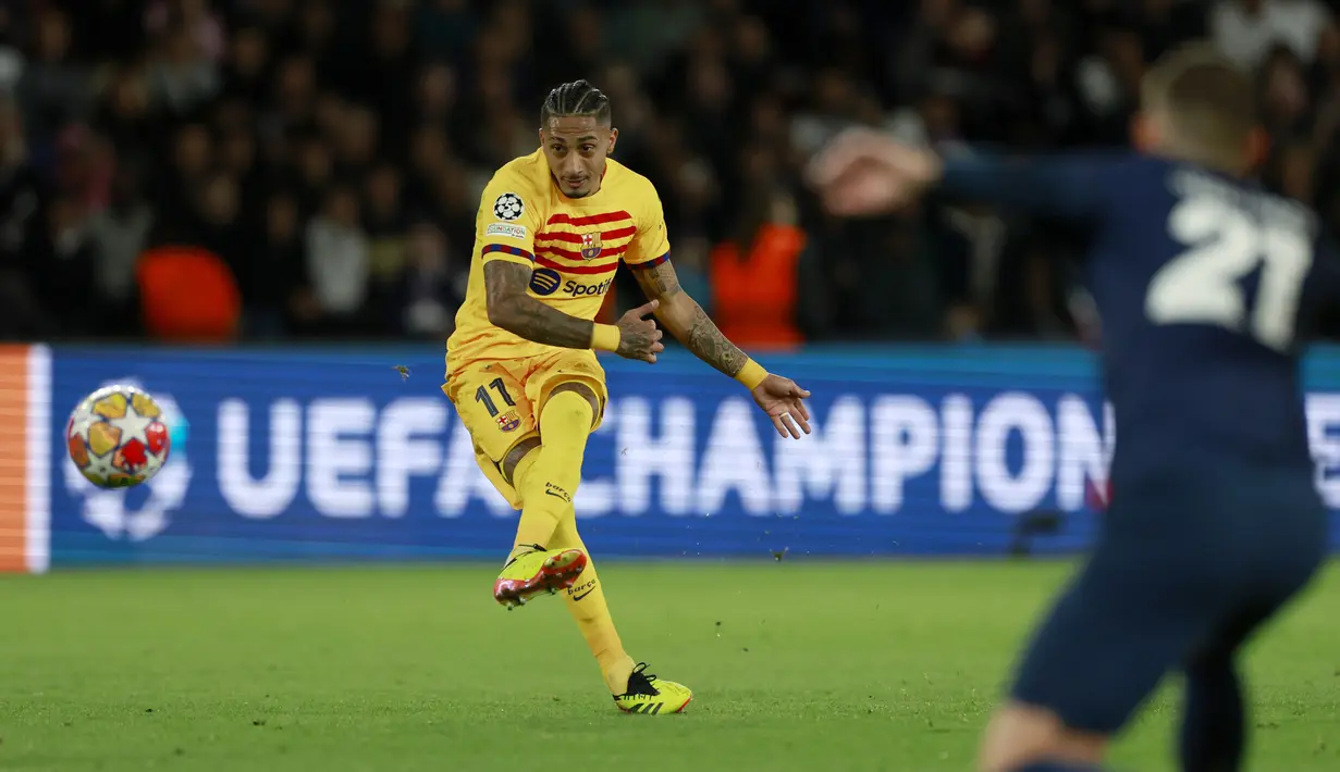 Pemain Barcelona, Raphinha, melepaskan tendangan saat melawan Paris Saint-Germain pada laga leg pertama perempat final Liga Champions di Stadion Parc des Princes, Kamis (11/4/2024). (AP Photo/Aurelien Morissard)