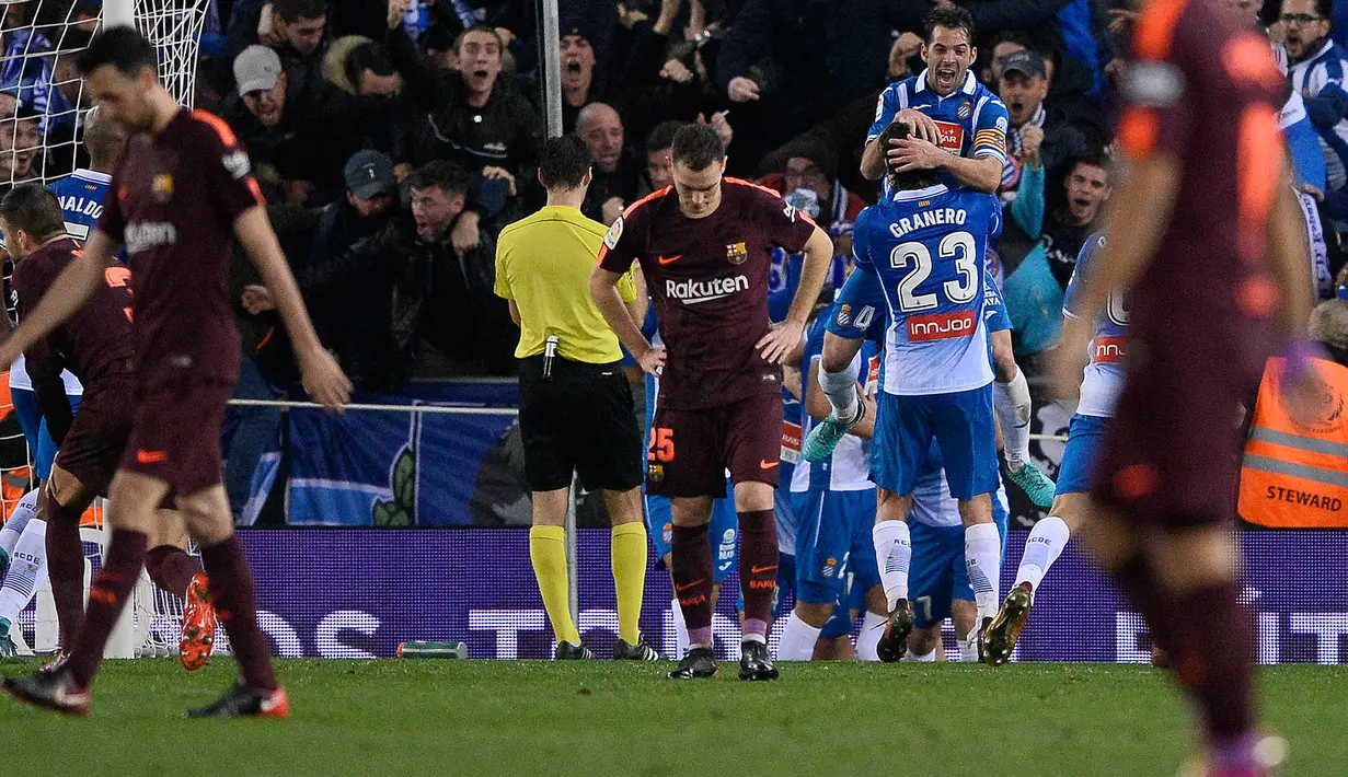 Pemain Espanyol merayakan gol ke gawang Barcelona pada laga leg pertama perempatfinal Copa del Rey di Stadion RCDE, Kamis (18/1). Diwarnai kegagalan penalti Lionel Messi, Barcelona takluk via gol semata wayang Oscar Melendo. (Josep LAGO / AFP)